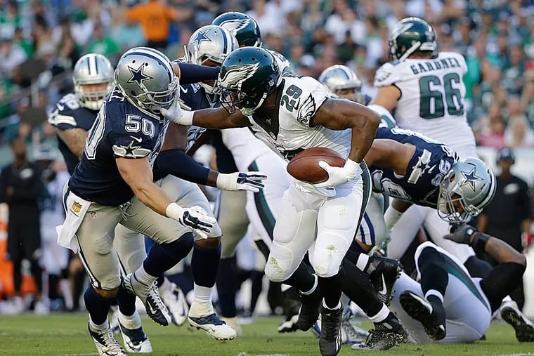 Eagles running back DeMarco Murray tries to keep the Cowboys' Sean Lee.