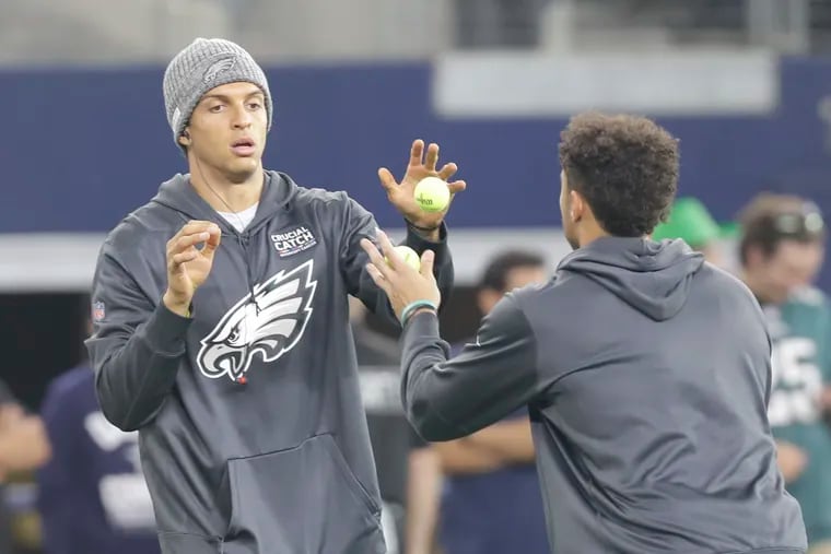Wide receivers Mack Hollins (left) and J.J. Arcega-Whiteside catch tennis balls during warms-up before the Eagles' 37-10 loss to Dallas on Sunday.