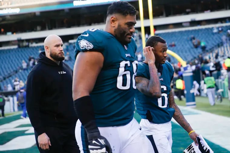 How do Eagles players manage their weight throughout the year?