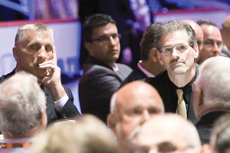 Paul Holmgren and Ron Hextall patiently wait for the Flyers to make 17th pick.