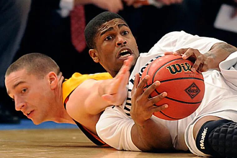 Villanova's Antonio Pena, right, and Tennessee's Steven Pearl go after a loose ball during the first half. (AP Photo/Henny Ray Abrams)