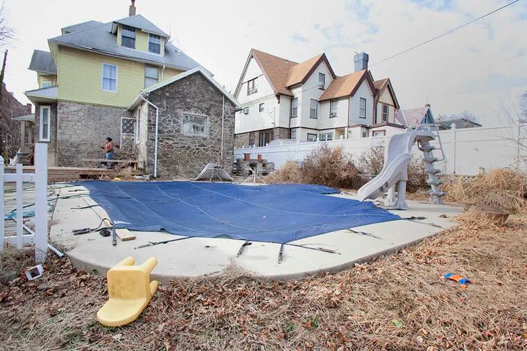 The swimming pool where 7-year-old Isear Jeffcoat drowned. ( ED HILLE / Staff Photographer )