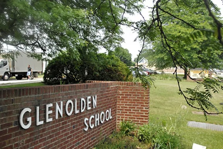 Glenolden School, at McDade Boulevard and Knowles Avenue, where a vexed mother assaulted two employees, police said. (Alyssa Cwanger/ Staff Photographer)