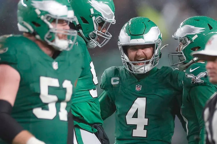 Eagles kicker Jake Elliott (center) celebrates after making a 59-yard field goal late in the fourth quarter against the Bills on Sunday.