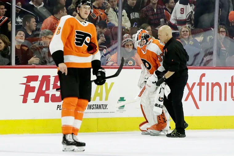Flyers goalie Brian Elliott leaves the game in the third period of the team's loss to the Devils on Thursday.