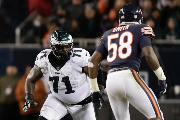 Jason Peters watches Bears linebacker Roquan Smith during the fourth quarter of the Eagles' win.