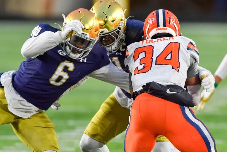 Jeremiah Owusu-Koramoah (6) making a tackle for Notre Dame in a game against Syracuse last season.