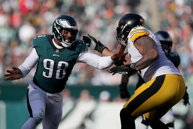 Defensive lineman Robert Quinn of the Eagles goes against Pittsburgh Steelers offensive tackle Dan Moore Jr. (right) in the fourth quarter Sunday.