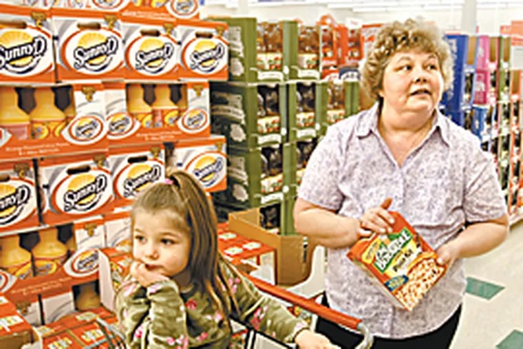 Sandra Walerski travels to Delaware to shop for groceries with daughter Gianna, 3. She must balance her family's limited income against endless debt. (Michael S. Wirtz / Inquirer)