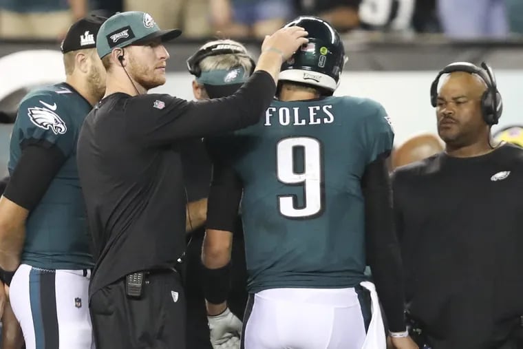 Carson Wentz encourages Nick Foles during Thursday's Eagles opener against the Falcons.
