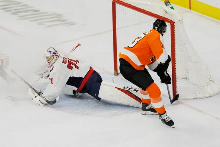 Kevin Hayes gives the Flyers a 3-2 lead as he scores a shorthanded goal, beating the Capitals' Braden Holyby late in the second period Wednesday at the Wells Fargo Center.
