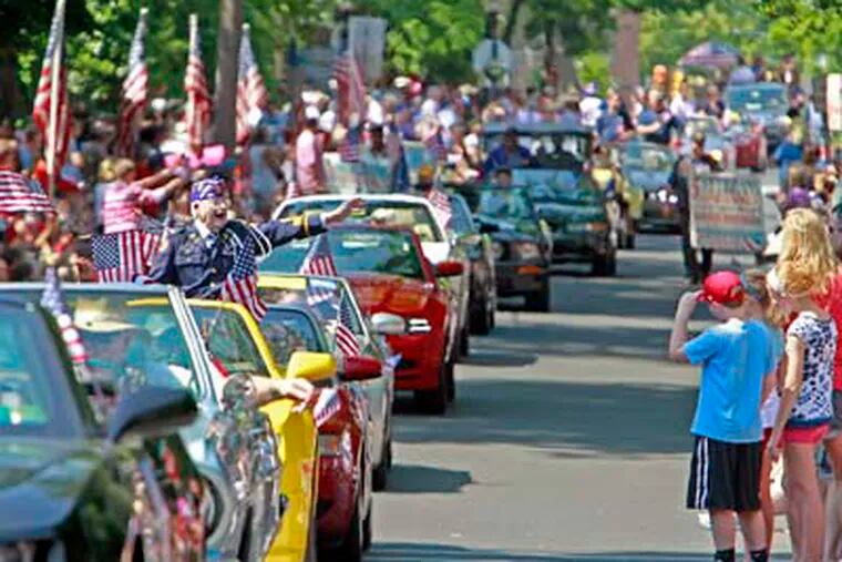 Summary:  Memorial Day parade in Doylestown begins at 10am

CAPTION --  Long line of the parading cars is proceeding on Court Street.
( AKIRA SUWA  /  Staff Photographer )
