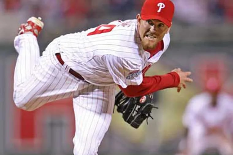 Phillies closer Brad Lidge says he's not bothered by his knee when pitching. (Michael Bryant / Staff photographer)
