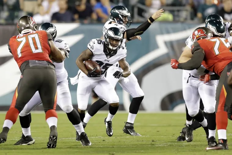 The Eagles’ Cedric O’Neal tries to elude Buccaneers defenders in the third quarter.