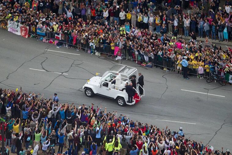 Pope  Francis circles the Ben Franklin Parkway and Logan Circle before celebrating mass.  (ED HILLE / Staff Photographer )
