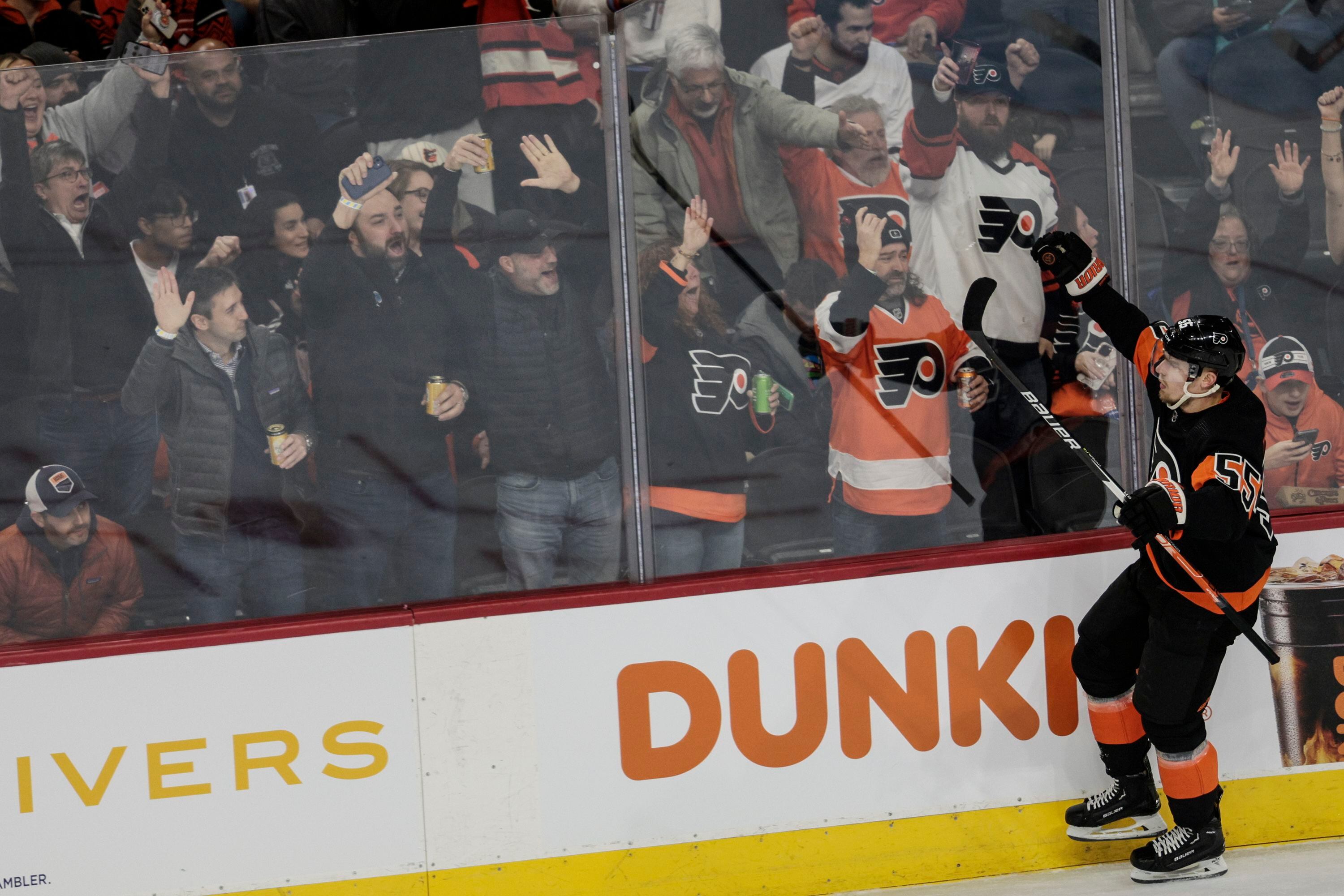 Hayes' hat trick helps Flyers sweep Ducks, 5-2