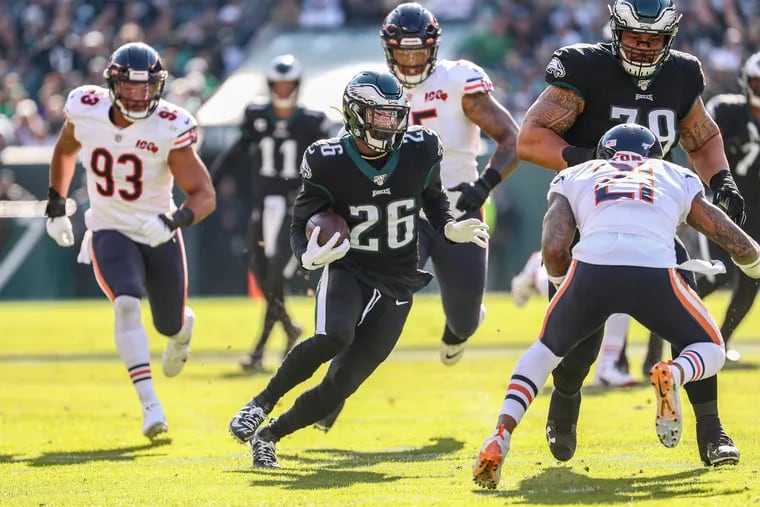 Eagles running back Miles Sanders (26) slices his way through the Bears defense on a run during the first quarter.
