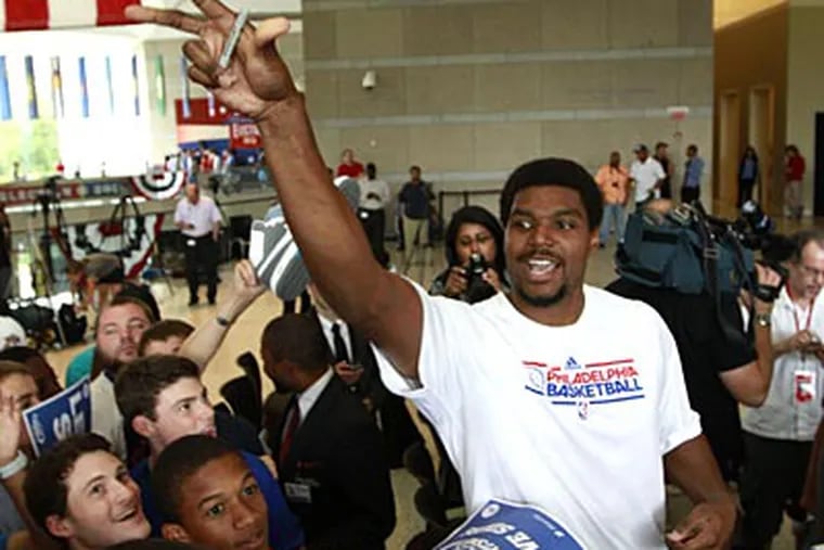 Andrew Bynum signs autographs for fans on Wednesday at the National Constitution Center. (David Swanson/Staff Photographer)