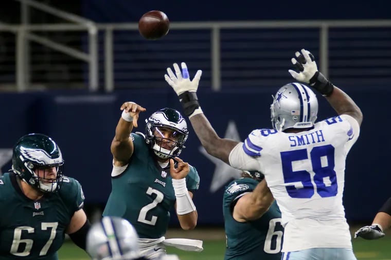 Eagles quarterback Jalen Hurts (2) throws the ball past Dallas Cowboys defensive end Aldon Smith (58) in the fourth quarter.
