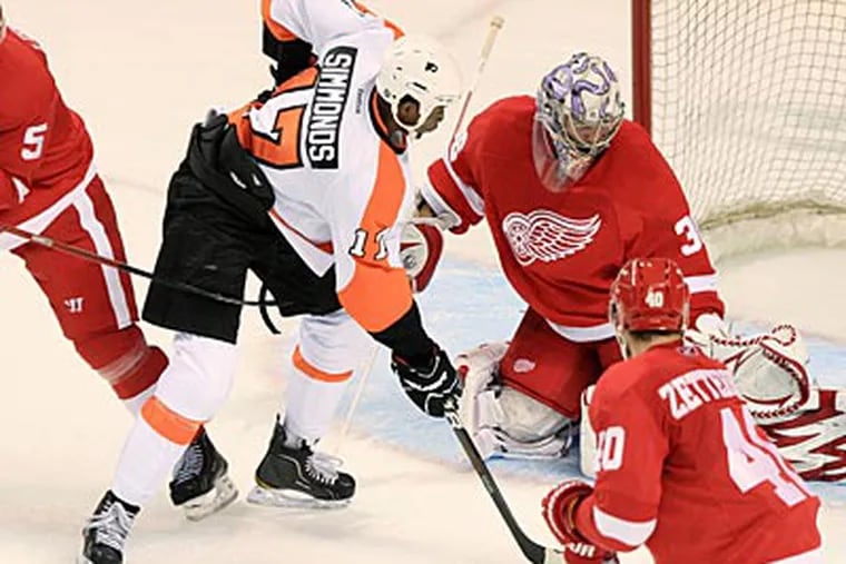 Wayne Simmonds scored two goals, one during the shootout, on Thursday. (Dave Chidley/AP/The Canadian Press)