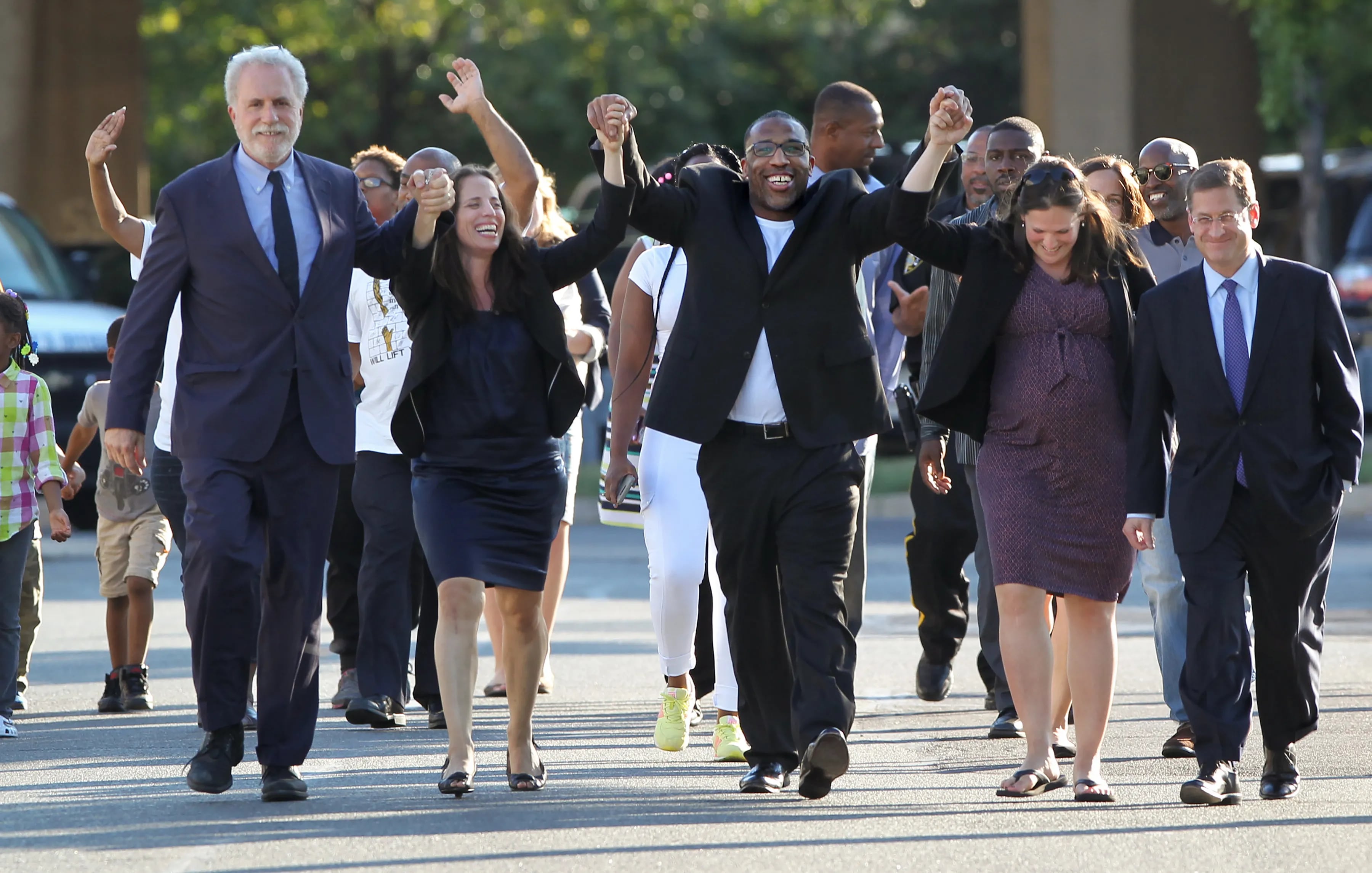 THE CASE THAT COLLAPSED Anthony Wright (center) walks out of a Philadelphia jail in 2016 after being acquitted at his retrial for a 1991 murder. With him are his lawyers (from left), Peter Neufeld, Nina Morrison, Rebecca Lacher, and Sam Silver.