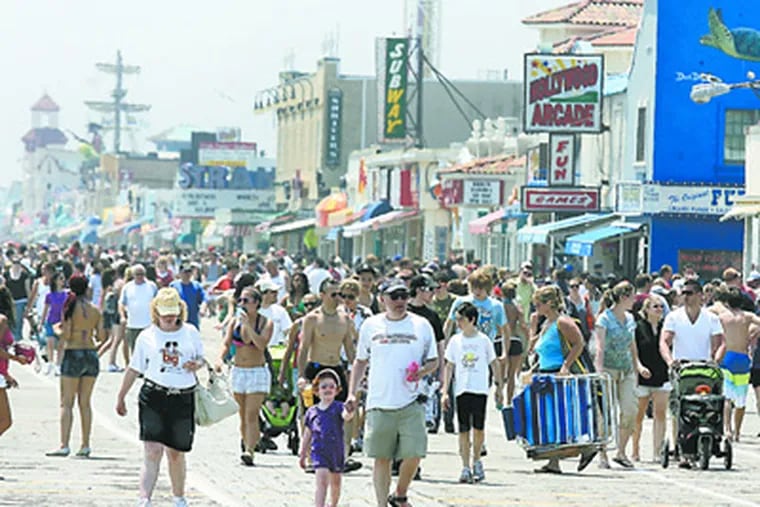 Large numbers of people flocked to the region's beaches and boardwalks over the weekend. ( Akira Suwa / Staff Photographer )