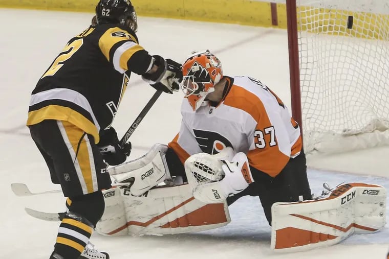 Brian Elliott fails to stop a goal by Pittsburgh’s Carl Hagelin during the first period of Game 1 in the Eastern Conference Quarterfinals. Elliott was pulled in the second period for Petr Mrazek, and the Flyers went on to lose, 7-0, Wednesday night.