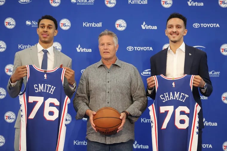 Then-Sixers coach Brett Brown (center) with 2018 first-round picks Zhaire Smith (left) and Landry Shamet.