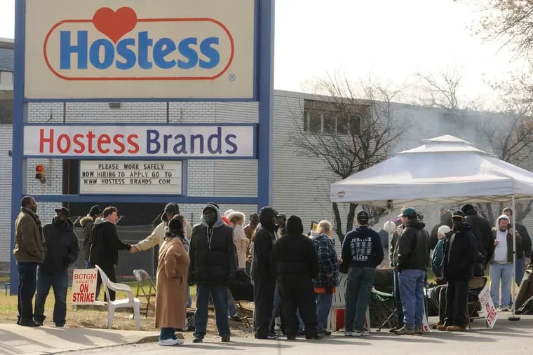 Workers picketing outside the gate of Hostess Brands Inc. in White Plains, N.Y., on Tuesday.