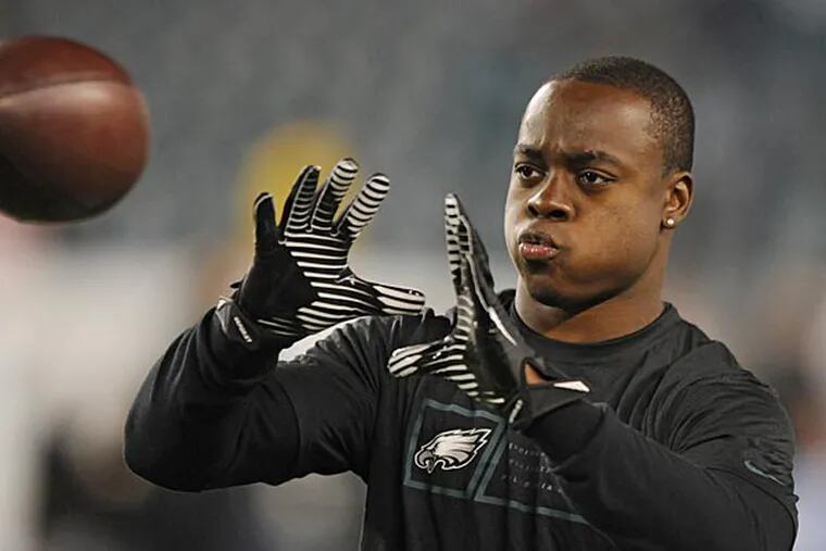 Eagles receiver Jeremy Maclin concentrates on catching the ball during
pregame warmups. (Clem Murray/Staff Photographer)