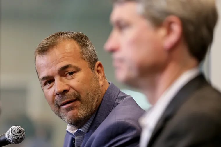 Alain Vigneault, left, answering questions as GM Chuck Fletcher listens during the Thursday news conference in Voorhees.
