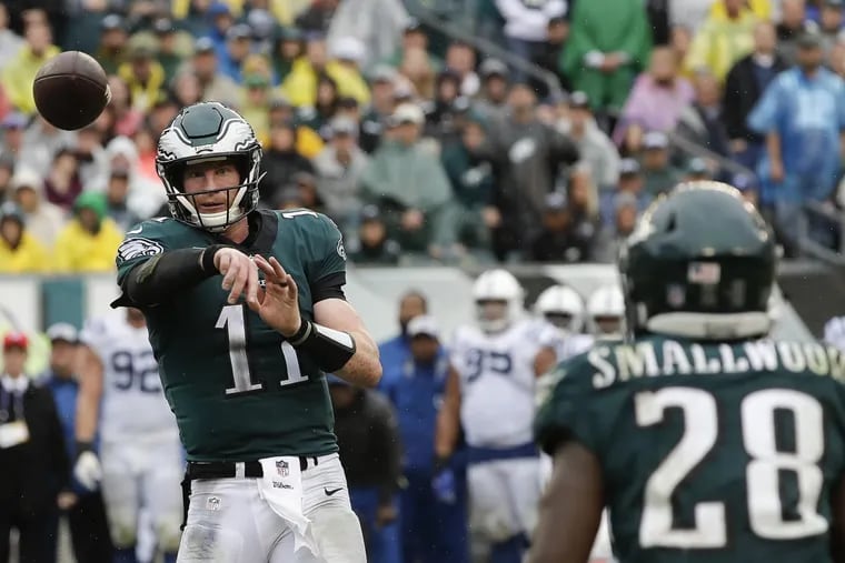 Carson Wentz passes to Wendell Smallwood on the Eagles' game-winning drive.
