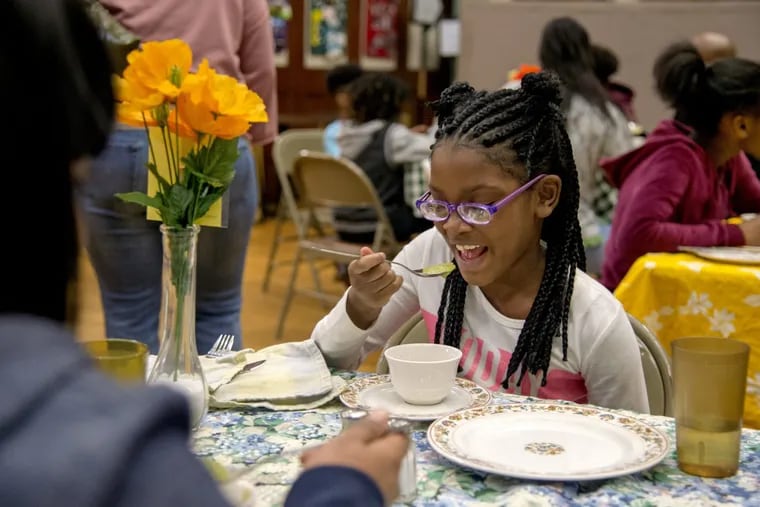 Sunday Suppers guests Tashawnda Taylor (left) and her daughter Ta’mihiya Taylor (right), 8, have dinner at a Sunday Suppers open house.
