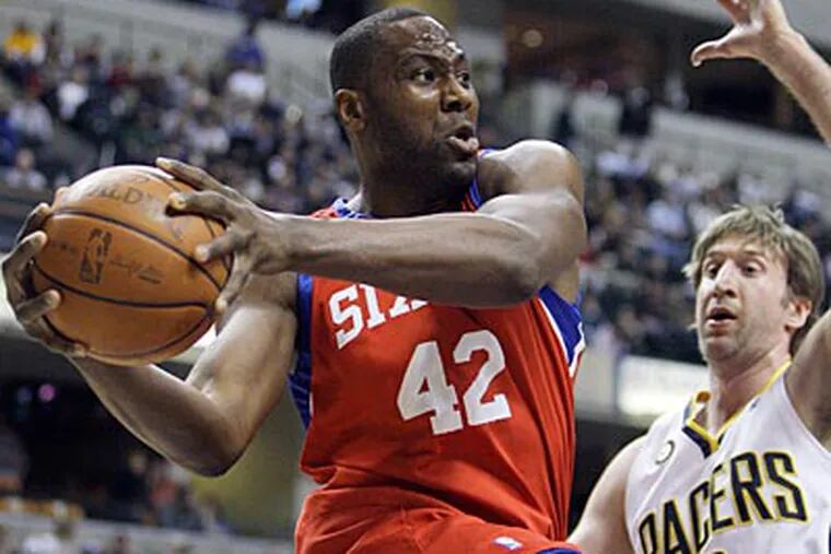 Elton Brand makes a pass against Pacers forward Troy Murphy. Brand had 23 point in the win over the Pacers. (AP Photo/Darron Cummings)