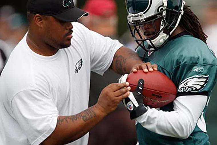 Duce Staley worked with the running backs this summer thanks to a minority coaching fellowship. (David Maialetti / Staff Photographer)