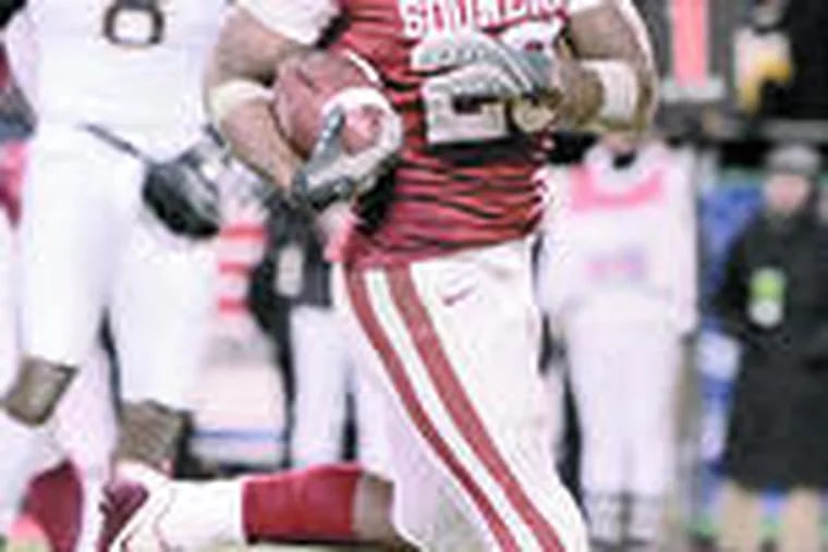 Oklahoma&#0039;s Chris Brown scores one of the Sooners&#0039; five first-half TDs in the rout of Missouri in Kansas City, Mo.