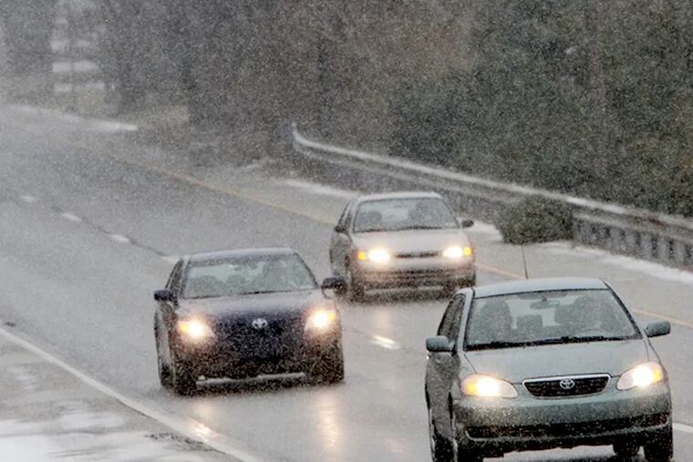 Traffic moves along Rt. 202 in Chadds Ford as snow begins to fall. ( MICHAEL S.WIRTZ / Staff Photographer )