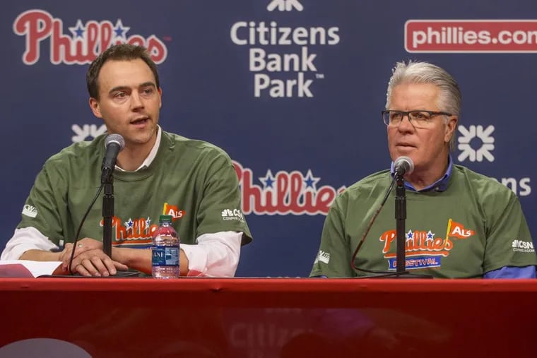 Phillies general manager Matt Klentak, left, sits with Pete Mackanin after the manager’s contract was extended earlier this season.