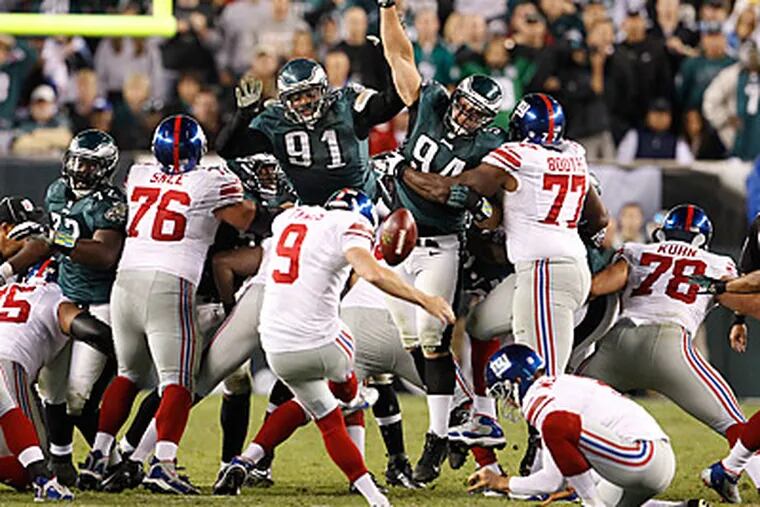 Giants kicker Lawrence Tynes can't hit a 54-yard field goal in the game's final moments. (Ron Cortes/Staff Photographer)