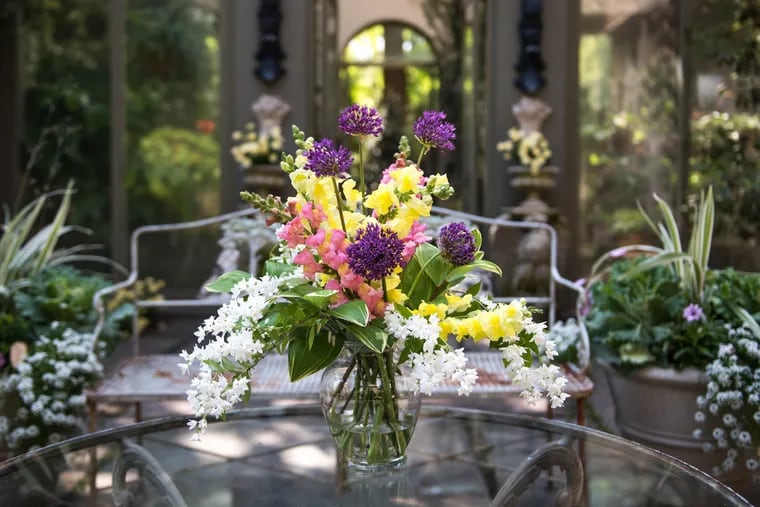 Part of the beauty of arranging flowers is getting to be creative. Expert florists encourage lots of experimentation, arranging the flowers by feel rather than copying others' work.