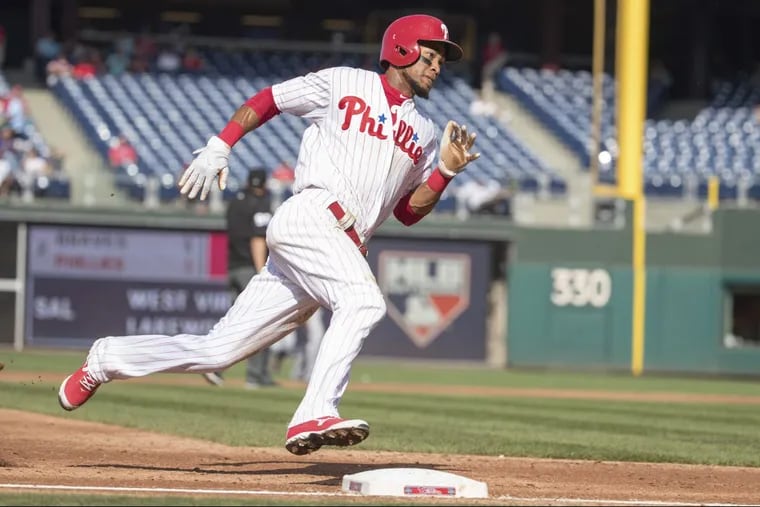 Phillies Pedro Florimon runs toward third base during the second inning of the second baseball game of a doubleheader against the Braves on Wednesday.