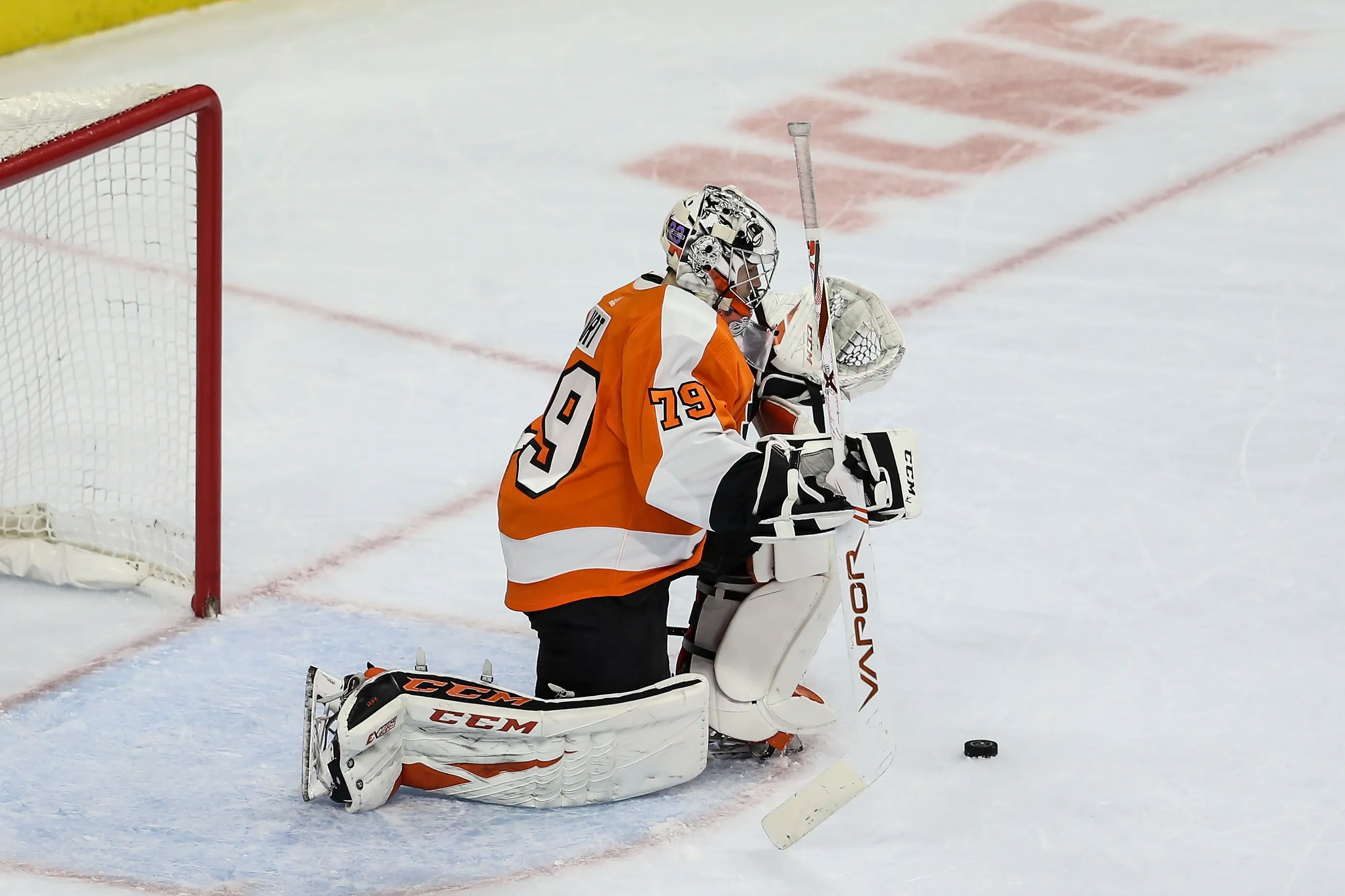 Hart Makes Goal Line Save to Seal Flyers Win in Detroit