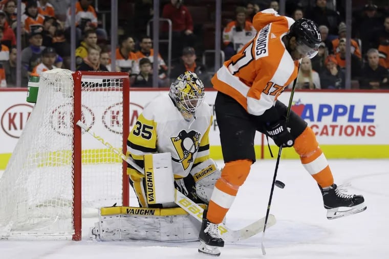 Flyers’ forward Wayne Simmonds, right, deflects a shot in front of Pittsburgh goalie Tristan Jarry during the second period of the Flyers’ loss on Wednesday.