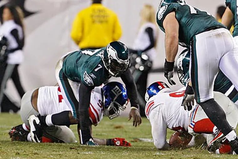 Michael Vick's fumble in the fourth quarter was just a part of the Eagles' inability to finish off drives. (Ron Cortes/Staff Photographer)