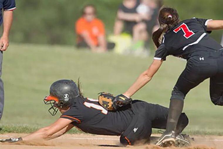 Pennsbury's Savanna Grantham is tagged out in a rundown by Hatboro second basemam Jackie DiPietro. (Ed Hille/Staff Photographer)