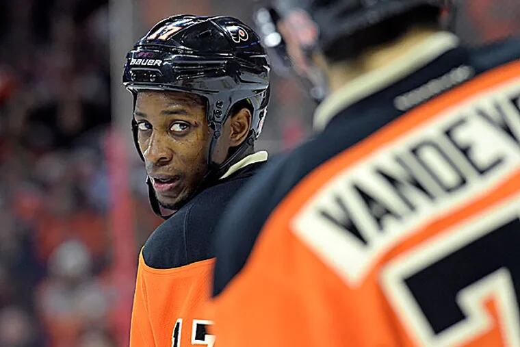 Flyers right wing Wayne Simmonds and center Chris Vande Velde. (Eric Hartline/USA Today Sports)