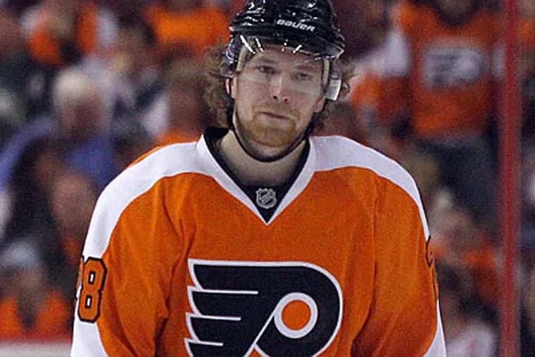 Claude Giroux and the Flyers are 2-26 on the power play this series. (Yong Kim/Staff Photographer)