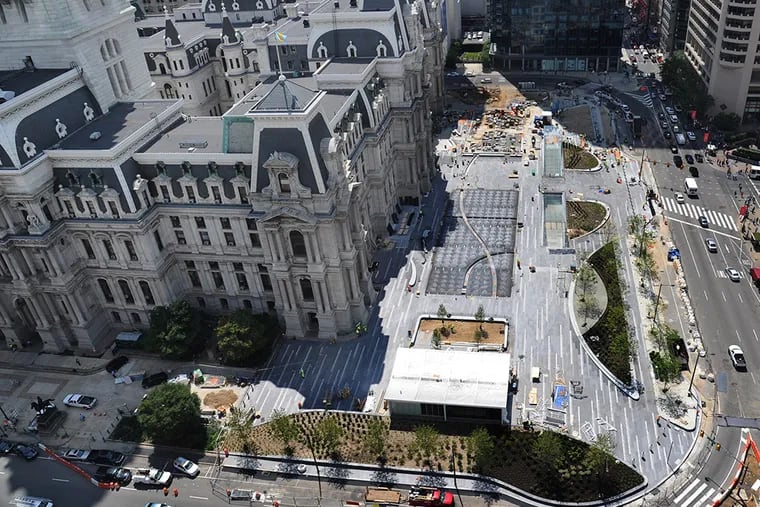 An aerial view from the Municipal Services Building of Dilworth Park in front of City Hall.  ( CLEM MURRAY / Staff Photographer )