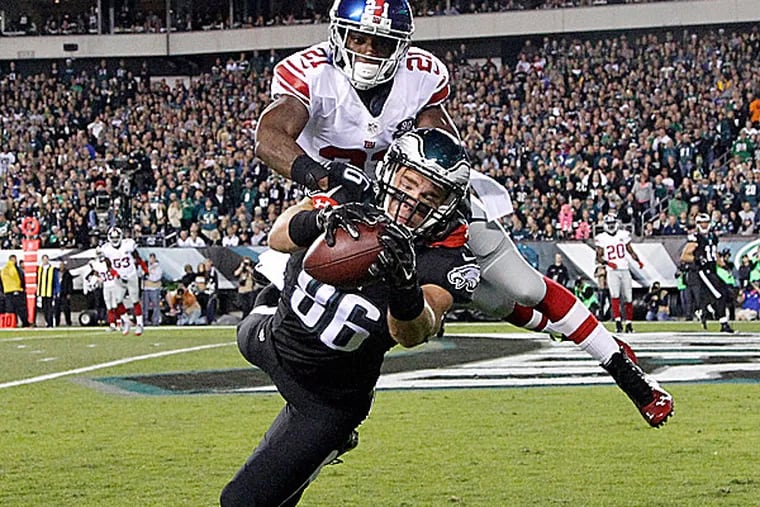 Eagles tight end Zach Ertz catches a touchdown pass in the first quarter. (Ron Cortes/Staff Photographer)