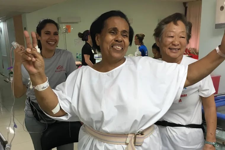 This Panamanian woman is all smiles after getting her painful right knee replaced by the 3B Orthopaedics team.